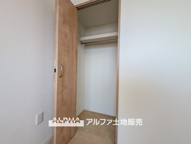 ライオンズマンション小平栄町の洋室|【closet】
◆クロゼット◆各居室のクロゼットは大好きな服、大事なバッグやアクセサリー、そして大切な思い出の品々。そんなものを傍らにそっと置いておきたい場所です。