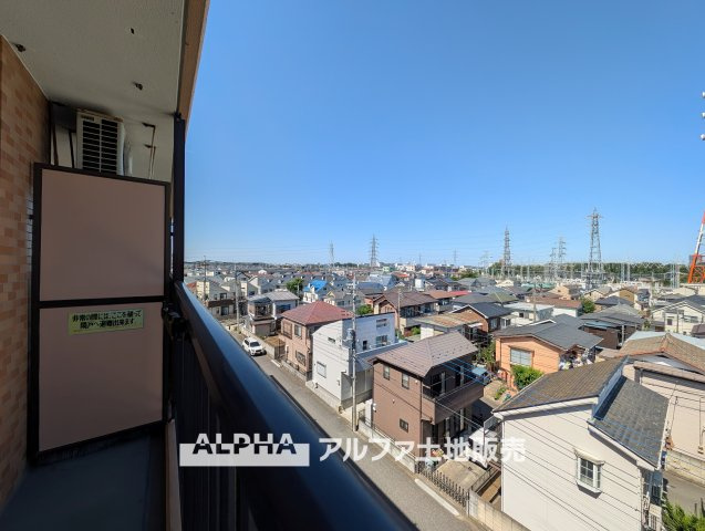 ライオンズマンション小平栄町のバルコニー|【Balcony】
◆暮れなずむ空◆そっとルーフバルコニーから望むスクリーンは、夕映えに浮かぶ雲とオレンジ色に染まる街。どことなく切ないけれど僕達を優しく照らし家族を見守っていてくれている。