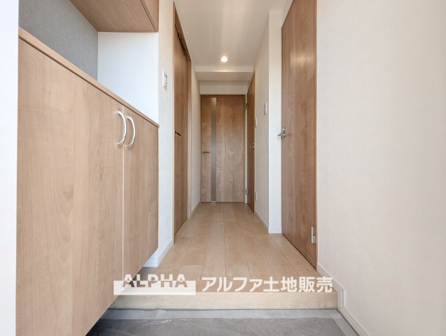 ライオンズマンション小平栄町の玄関|【Shoes cloakroom】
◆シューズクローク◆帰宅し玄関を入ると容量たっぷりなシューズクローク。そこにはお気に入りのチャカブーツやジョンロブのストレートチップを眺める。そんな時間も悪くない。