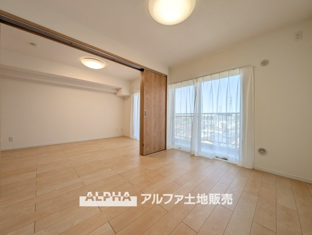 ライオンズマンション小平栄町の居間・リビング|【Living room】
◆時を忘れる場所◆ここにはみんなが集い、食事と楽しい会話が始まる。話に夢中になりすぎて、ついつい時を忘れ夜半過ぎになってしまう。そんな束の間の幸せを感じさせてくれる場所。