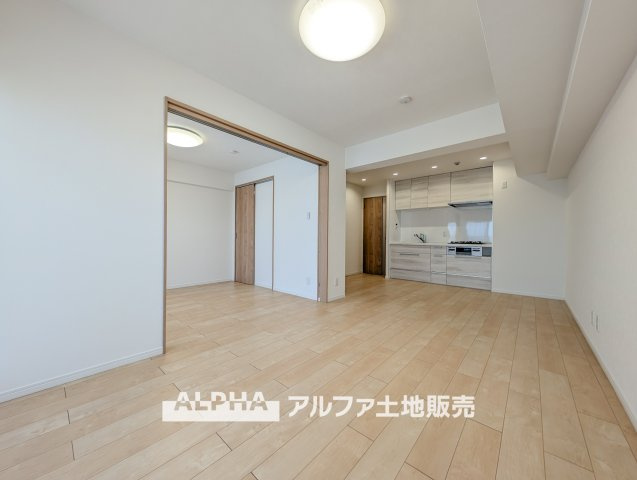 ライオンズマンション小平栄町の居間・リビング|【Comfortable living】
◆居心地のいい暮らし◆には欠かせない眩い採光。ゆったりとした幅の窓からこの空間に降り注ぐ採光が絶えない。明るいリビングこそ居心地のいい暮らしが待っていると思う