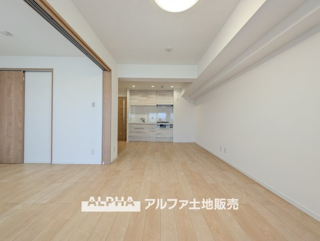 ライオンズマンション小平栄町の居間・リビング|【The world which dozes】
◆サンサンと◆差し込む太陽の光がこのリビングに笑いをもたらす。ソファの上のクッションがポカポカした暖気にぬくぬくと微睡んでいる。