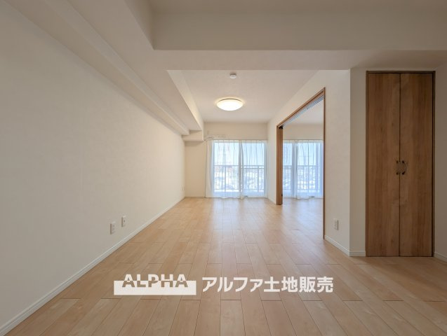 ライオンズマンション小平栄町の居間・リビング|【full space】
◆気軽に人を招ける◆ゆったりとした住空間に手のぬくもりを感じれるような温かい住まい。そんな環境で暮らしていくうちに僕たちも変わって行く。