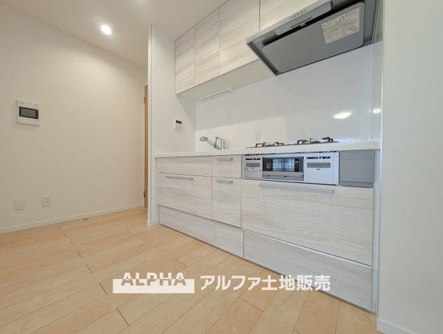 ライオンズマンション小平栄町のキッチン|【Kitchen】
◆キッチン◆美しく使いやすいキッチンは油汚れが簡単に拭き取れる素材で加工されており、浄水器シャワーから流す水の音を軽減する静かなシンクを採用。見えないところにさり気ない配慮が嬉しい