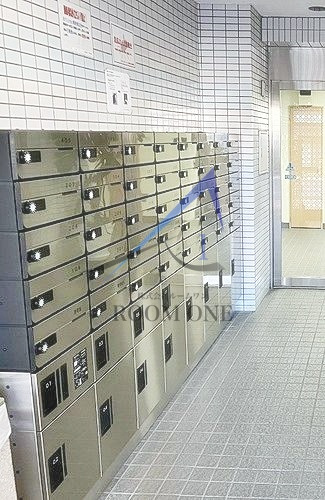 ライオンズマンション田端第２のその他共用部分|集合ポストと宅配ボックスです。