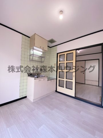【居間・リビング】 | 　プチメゾン香里園 | ゆったりしたキッチンスペースです