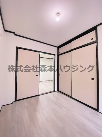 【洋室】 | 　プチメゾン香里園 | リビングスペース代わりに使えそうな洋室です