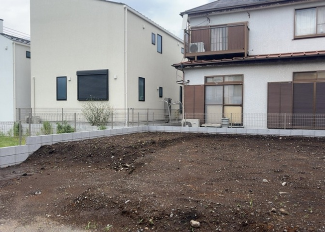 【バルコニー】 | バルコニーは、室外の専用スペースのうち、「屋根がなく開放された空間」であるものを指します。ベランダより広いタイプのものが多く、日当たりもよいため家庭菜園などを楽しみたい人にとって適した環境となります。