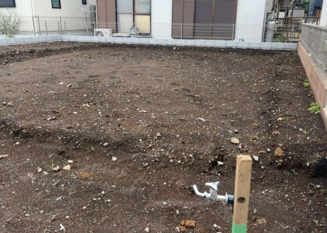 【構造・工法・仕様】 | ベタ基礎とは、柱の位置に関係なく全体に基礎がある事を指し、面積が大きい分建物の重さを全体に分散できます。また、地面からの湿気や害虫を遮断でき、木造住宅で心配されるシロアリ被害を防ぐ効果も期待できます。