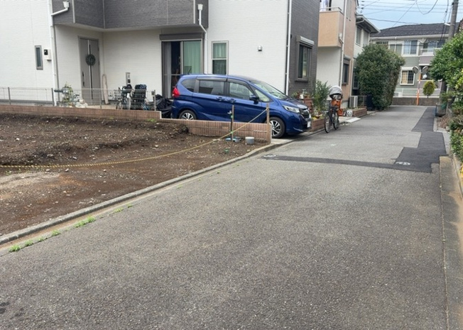 【前面道路含む現地写真】 | 道幅が狭い場所は比較的土地の値段が低いことが多く、また交通量が少ないため騒音が少なく静かな環境で過ごせます。また、小さいお子様がいるご家庭も安心です。一方で車の駐車が難しいというデメリットもあります。