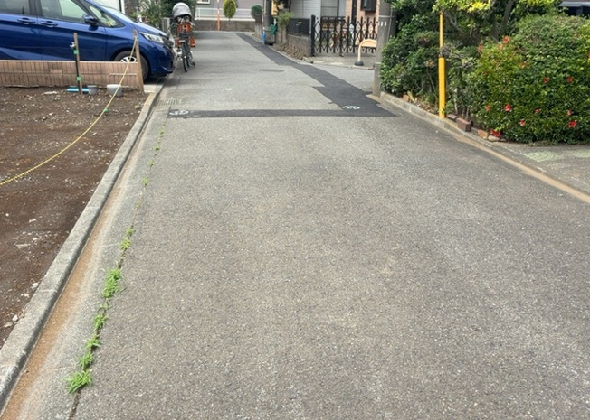 【前面道路含む現地写真】 | 道幅が広い場所は日当たりや風通が良好です。幅が広いのですれ違いも可能ですし大きな車でも駐車可能！一方で、大型車が通ることも多くなるため交通量の増加により騒音に繋がります。また土地の値段が高くなります。