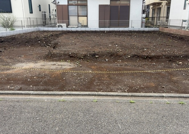 【外観】 | 現在は更地となっています。現地をご見学に行く際は、道路の幅や周辺の交通量、施設などをご確認頂くことをおすすめします！ある程度イメージをつけたいという場合は、同売主の施工事例や完成パースもお見せします。