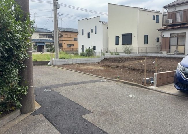 【前面道路含む現地写真】 | 住宅用の土地では前面道路に2m以上接していなければならないと法律で定められています。しかし、お持ちの車のサイズやライフスタイルなどにより、2mでは利便が悪い場合もございますので、事前に確認しましょう。