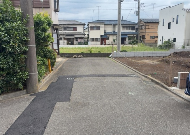 【前面道路含む現地写真】 | お持ちの車種によっては前面道路が広い方が便利でしょう。しかし、前面道路が広ければその分交通量が多くなるため、騒音などが気になる場合があります。実際に現地を見学し、周辺交通量や騒音などを確認しましょう！