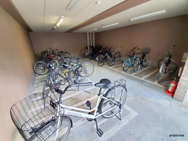 レジデア西本町 仲介手数料無料の駐車場