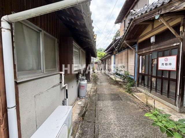 長崎市かき道１丁目の中古一戸建の前面道路含む現地写真