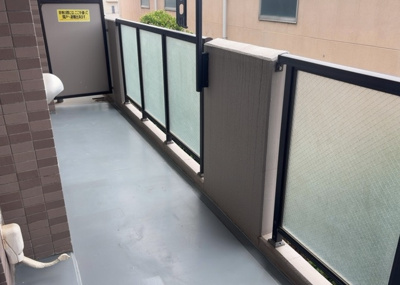 【バルコニー】 | ライトウェーブ淵野辺本町 | バルコニーは、室外の専用スペースのうち、「屋根がなく開放された空間」であるものを指します。ベランダより広いタイプのものが多く、日当たりもよいため家庭菜園などを楽しみたい人にとって適した環境となります。