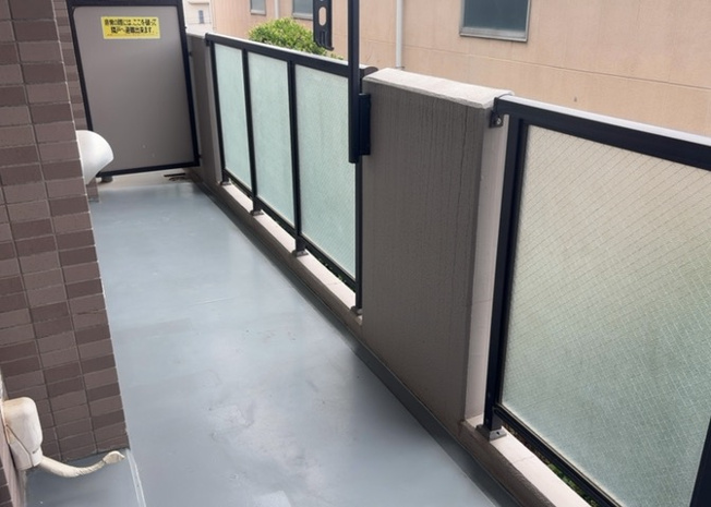 【バルコニー】 | ライトウェーブ淵野辺本町 | バルコニーは、室外の専用スペースのうち、「屋根がなく開放された空間」であるものを指します。ベランダより広いタイプのものが多く、日当たりもよいため家庭菜園などを楽しみたい人にとって適した環境となります。