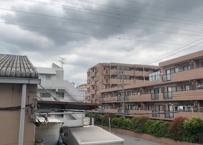 【展望】 | ライトウェーブ淵野辺本町 | 眺望の良さを楽しめるダイニングキッチンで家族団らんの時間を過ごしてはいかがでしょうか。バルコニーから見える景色を家族で眺める時間は、時間が経つのを忘れてしまいそうですね。是非、現地を見に行きましょう！