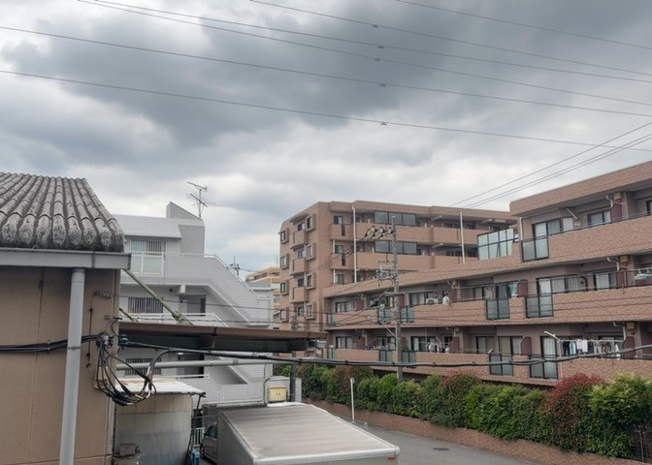 【展望】 | ライトウェーブ淵野辺本町 | 眺望の良さを楽しめるダイニングキッチンで家族団らんの時間を過ごしてはいかがでしょうか。バルコニーから見える景色を家族で眺める時間は、時間が経つのを忘れてしまいそうですね。是非、現地を見に行きましょう！