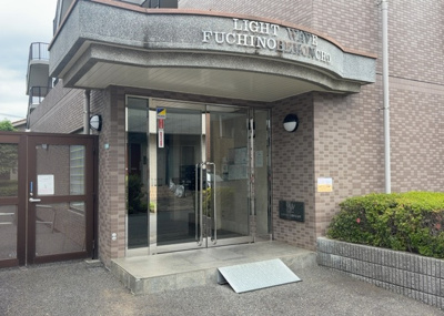 【エントランス】 | ライトウェーブ淵野辺本町 | マンションのエントランスには、もともと風よけや防犯の役割がありますが、マンションによって宅配ボックスなどの設備が備わっている所もあります。日々の生活をイメージしながら生活しやすさをチェックしましょう。