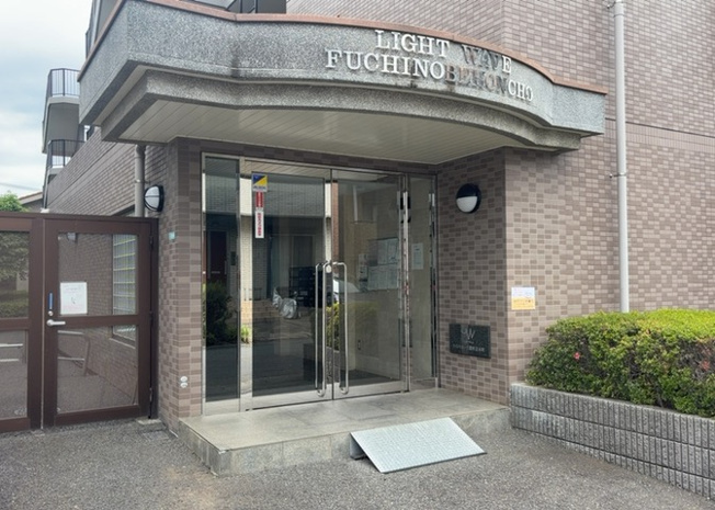 【エントランス】 | ライトウェーブ淵野辺本町 | マンションのエントランスには、もともと風よけや防犯の役割がありますが、マンションによって宅配ボックスなどの設備が備わっている所もあります。日々の生活をイメージしながら生活しやすさをチェックしましょう。
