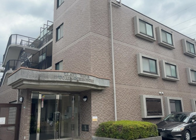 【現況写真】 | ライトウェーブ淵野辺本町 | 外観はマンション管理がされているかの目安になります。築年数が古いと、壁面は劣化してひび割れが生じることも！建物が古びていても細かいところが修繕されていると、きちんと管理されているなぁと感じるでしょう。