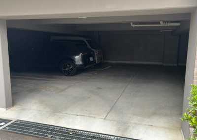 【駐車場】 | ライトウェーブ淵野辺本町 | 車一台あたりに必要なスペースは、標準サイズの普通自動車で横幅2m50cm、長さ5mは必要になります。ただし、乗降のことも考慮して横幅3m30cm、長さ5m50cmほどは確保できるところを選びましょう。