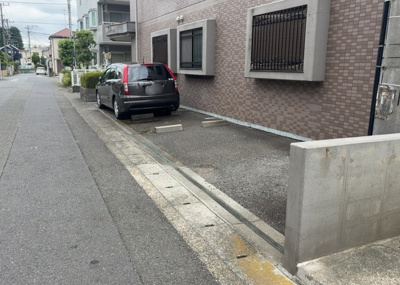 【駐車場】 | ライトウェーブ淵野辺本町 | 駐車場と明記されていても、最小スペースでつくられた駐車場だと大型車は駐車できなかったり、出入りしにくくなったりする可能性があります。お車のサイズと購入したい物件の駐車場のサイズを現地で確認しましょう。