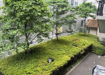 【庭】 | ライトウェーブ淵野辺本町 | 物件によっては、入居者が個人的に使用できる専用庭がついているものもあります。また、住宅の中にある土間の部分を庭と呼ぶこともあります。庭の用途は住む人によって変わり、それによってデザインもさまざまです。