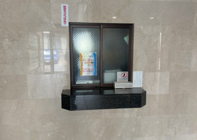 【受付】 | ライトウェーブ淵野辺本町 | 受付はマンションコンシェルジュがいる場合もあれば、管理人が滞在する小部屋を総称して呼ぶことがあります。主にエントランスに設置されていることから、防犯面でも期待ができます。防犯設備がない場合はより安心！