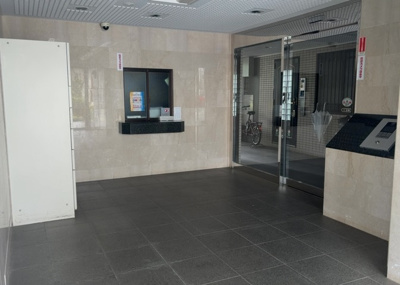 【ロビー】 | ライトウェーブ淵野辺本町 | ラウンジは、マンションの共用スペースに椅子やテーブルなどを配置した利用者が寛げる空間です。屋内型ラウンジと屋外型ラウンジがあります。共用部分の管理状況と合わせて、詳細については現地でご確認ください。