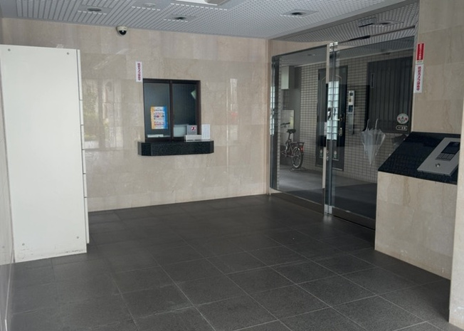 【ロビー】 | ライトウェーブ淵野辺本町 | ラウンジは、マンションの共用スペースに椅子やテーブルなどを配置した利用者が寛げる空間です。屋内型ラウンジと屋外型ラウンジがあります。共用部分の管理状況と合わせて、詳細については現地でご確認ください。