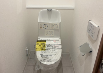 【トイレ】 | ライトウェーブ淵野辺本町 | トイレは大きさや形、機能、抗菌性などが異なる多種多彩なタイプが各メーカーから出ています。それぞれに良さがあるため、事前にどういったタイプのトイレがいいのかをご家庭内で決めて、内見に行くといいでしょう。