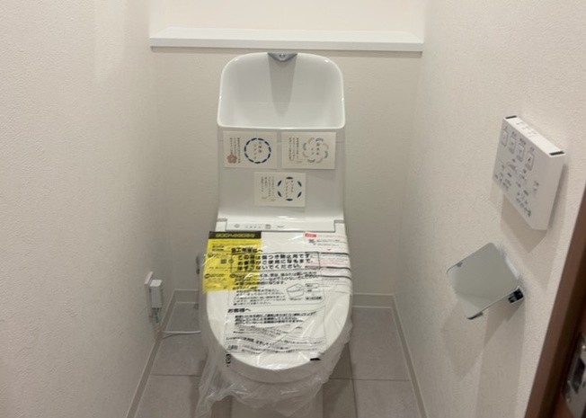 【トイレ】 | ライトウェーブ淵野辺本町 | トイレは大きさや形、機能、抗菌性などが異なる多種多彩なタイプが各メーカーから出ています。それぞれに良さがあるため、事前にどういったタイプのトイレがいいのかをご家庭内で決めて、内見に行くといいでしょう。