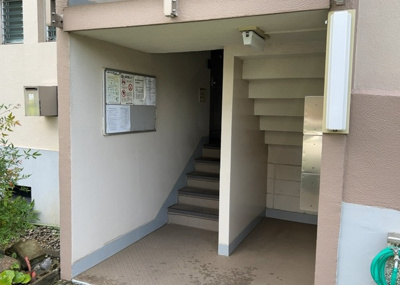 【外観】 | 相武台団地１６１５棟 | 土地の面積＝住宅面積ではありません。建ぺい率の問題などで、土地のある場所によって住宅を建てられる面積は限られています。高さもしかり、「土地」という言葉の中には、建築条件も含まれると考えておきましょう。