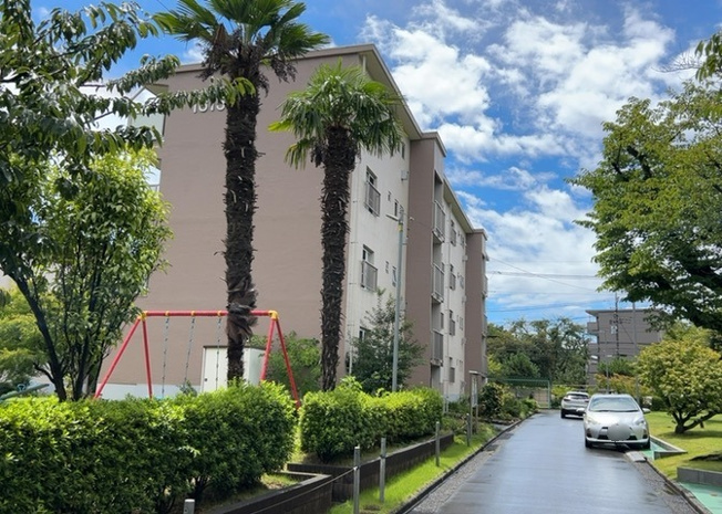 【外観】 | 相武台団地１６１５棟 | 外観はマンション管理がされているかの目安になります。築年数が古いと、壁面は劣化してひび割れが生じることも！建物が古びていても細かいところが修繕されていると、きちんと管理されているなぁと感じるでしょう。