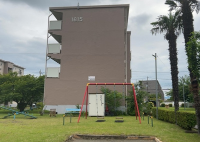 【外観】 | 相武台団地１６１５棟 | 現地に行くなら、物件の周囲の地形がどうなっているかを見ることも大切です。周辺より低くなっている土地では、大雨などで水が集まりやすいため、地盤が弱くなっているということも考えられるため、注意が必要です。