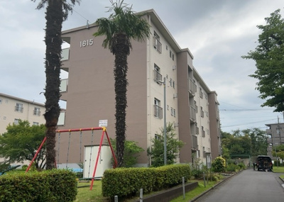 【外観】 | 相武台団地１６１５棟 | 物件の詳細については、現地を見てわかること以外に、役所や法務局などで調べないとわからないことがあります。そのため、現地に行く場合は、もしこの物件を買ったらどのような生活ができるかをイメージしましょう。