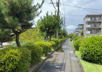 【外観】 | 相武台団地１６１５棟 | 隣家の土地はどうなっているのか、生活利便施設が近くにあるのか、学校まで近いかなど、お客様のライフスタイルにあわせたイメージが重要です。また、近くにあると困る施設が近くにないかも確認するといいでしょう。