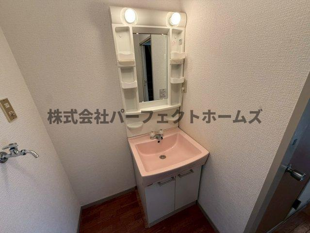 西牧野3丁目テラス　の独立洗面台|朝の支度にも助かる、独立の洗髪洗面化粧台