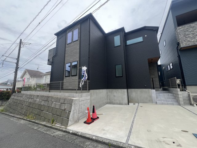 キッチンの向かいのカウンターは食事や読書、宿題にも活用できてGOOD！静かに、落ち着いて生活したい方にはおススメなエリア！な、【栄区東上郷町】未入居戸建