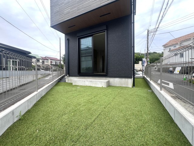 キッチンの向かいのカウンターは食事や読書、宿題にも活用できてGOOD！静かに、落ち着いて生活したい方にはおススメなエリア！な、【栄区東上郷町】未入居戸建の庭|お庭でゆったりと過ごせます
