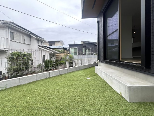 キッチンの向かいのカウンターは食事や読書、宿題にも活用できてGOOD！静かに、落ち着いて生活したい方にはおススメなエリア！な、【栄区東上郷町】未入居戸建の庭|お庭が付いています