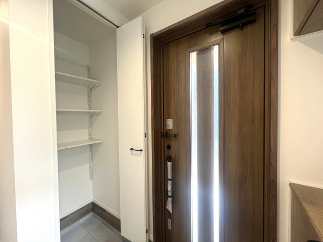キッチンの向かいのカウンターは食事や読書、宿題にも活用できてGOOD！静かに、落ち着いて生活したい方にはおススメなエリア！な、【栄区東上郷町】未入居戸建の玄関|毎日通る玄関はこちらです