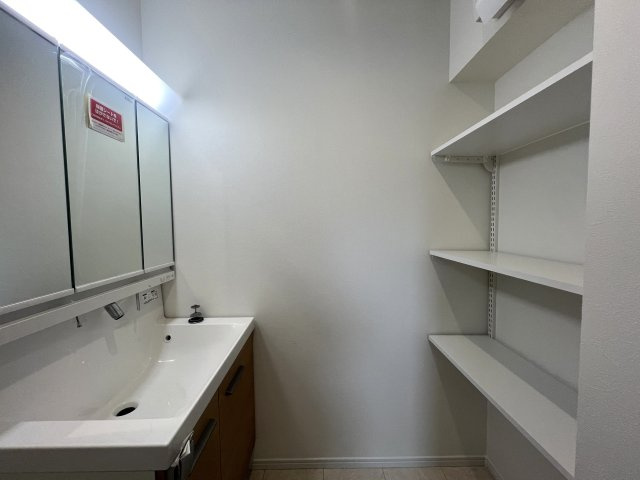 キッチンの向かいのカウンターは食事や読書、宿題にも活用できてGOOD！静かに、落ち着いて生活したい方にはおススメなエリア！な、【栄区東上郷町】未入居戸建の独立洗面台|独立洗面台、朝の身支度には欠かせません