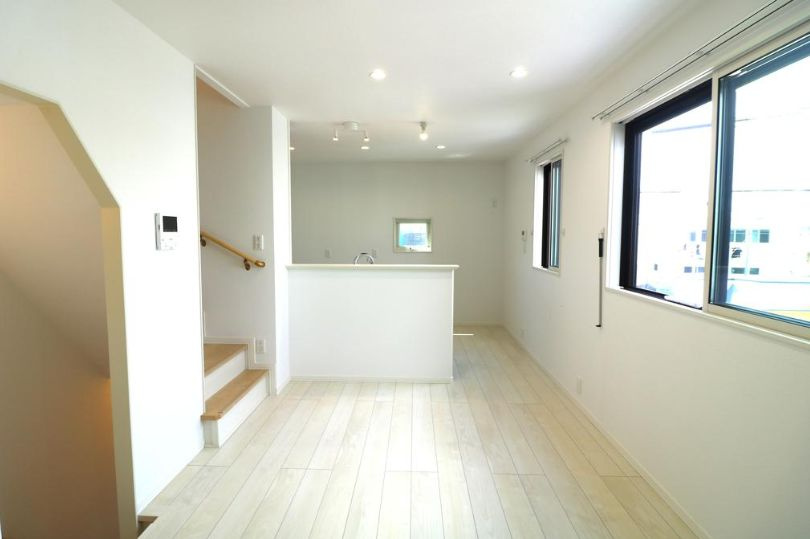 茅ヶ崎市中海岸3丁目　中古戸建の居間・リビング|こちらの居間で趣味の時間をお楽しみください