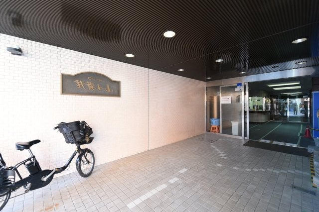 ロジマン武蔵小山のエントランス