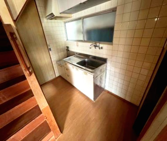 長田区檜川町3丁目のキッチン|自然光が入る窓のあるキッチン
