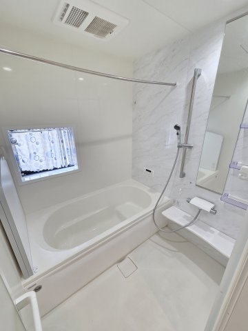 太田市新井町　中古住宅の浴室|1坪サイズのユニットバス。足を伸ばしてゆったりと湯船につかれます♪